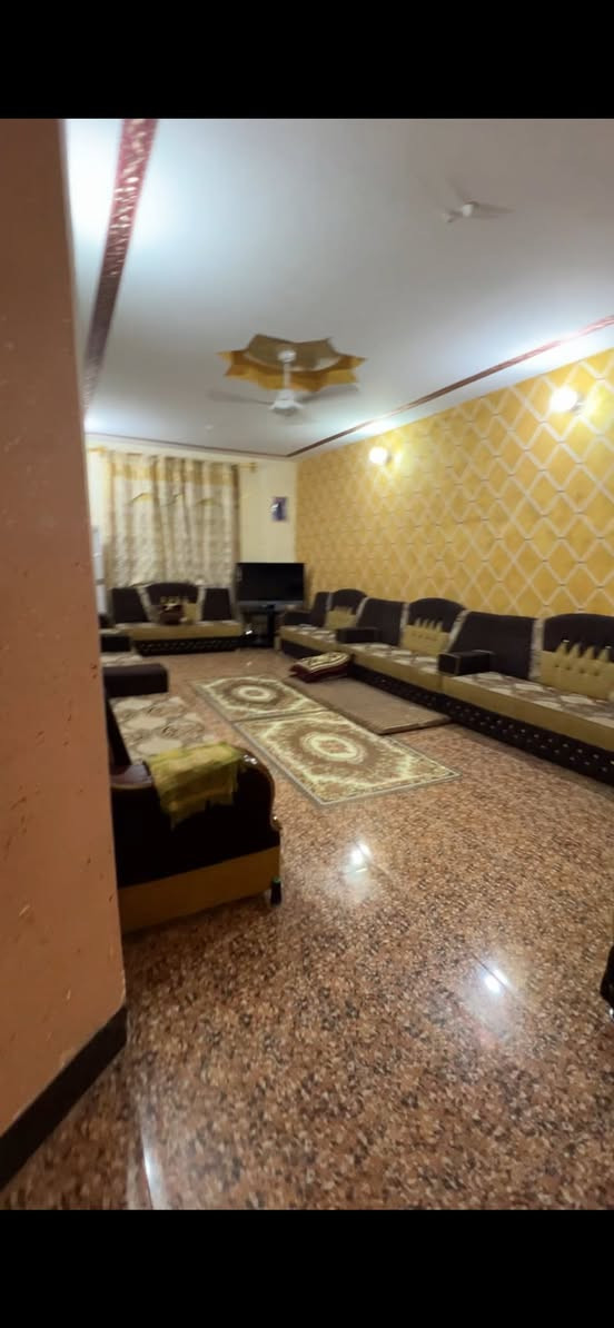 🏠 دار سكنية مميزة للبيع في بغداد / التاجي 🏠
الموقع: بغداد - التاجي - قرية عواد الحسين.
📍 المميزات الجغرافية: موقع ممتاز جداً وقريب من السوق وقريب من المدارس (الابتدائية، المتوسطة، والإعدادية).
📐 تفاصيل المساحة والملكية:
 المساحة الكلية: 310 متر مربع. 
طابو صرف (سند جاهز للتحويل مباشرة).
🛏️ التصميم الداخلي والتقسيم
 غرف النوم: يحتوي على 3 غرف نوم بمساحات كبيرة (4*4 متر) مُقسمة كالتالي:
 غرفتين نوم في الطابق الأرضي.
 غرفة نوم كبيرة في الطابق الثاني.
 الاستقبال والهول: صالة استقبال واسعة + هول داخلي.
 المطبخ: نظام حديث (مطبخ حار وبارد).
 الصحيات: حمام + (2) تواليت (واحد داخلي وواحد خارجي في الطرمة).
 الخارجية: طرمة واسعة تحتوي على كراج للسيارة + حديقة أمامية مميزة.
⚡ الخدمات والبنية التحتية (كاملة وجاهزة):
 الشارع مخدوم بالكامل (تبليط، أرصفة، وشبكة مجاري حديثة).
 متوفر ماء إساله صافي وكهرباء مستقرة.
 خدمة إنترنت ضوئي فائقة السرعة متوفرة في المنطقة. 
 ⭕️السعر بي مجال وجدا مناسب للاستفسار ع الصفحة او الرقم *********** واتساب  
⭕️ايضا توجد قطعة ارض للبيع بجانب المنزل مساحتهة 162 متر ونص
