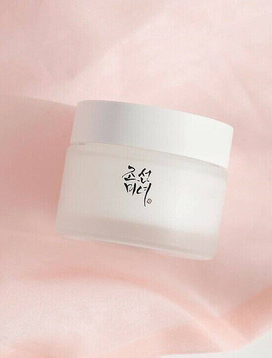 dynasty cream من beauty of Joseon 🤍
كريم مرطب من براند بيوتي اوف جوسون الكوري 🇰🇷🇰🇷
من افضل المرطبات عالميا يحتوي مرطب داينستي من بيوتي اوف جوسون على مستخلص ماء الارز الذي يساعد على تفتيح البشرة والقضاء على البقع الداكنه والتصبغات للبشرة مناسب لجميع انواع البشرة حتى الحساسة والحساسة جدًا لانه مصنوع من مواد مستخلصة من الطبيعة 

• يمنح قوامه ترطيبًا وتغذية عميقة وطويلة الأمد
• يوفر الرطوبة والتغذية من أعماقها. رطوبة طويلة الأمد غني بـ 2٪ نياسيناميد و 2٪ سكوالين 
• يوازن الزيت والرطوبة ويحمي البشرة من المؤثرات الخارجية
• توهج رقيق يوفر هذا الكريم لمسة نهائية لطيفة ولامعة. يخلق توهجًا طبيعيًا وصحيًا عند استخدامه مع كريم الأساس
* أمن على جميع انواع البشره حتى الحساسه 
* أمن على الحامل والمرضع 
المنشأ كوري🇰🇷اصلي💯
السعر 15 الاف 
🚘 يوجد خدمة توصيل لجميع محافظات العراق  🚘


**إذا كنت صاحب هذا الإعلان وتريد حذفه لأي سبب، رجاءا أرسل رسالة إلى الدعم الفني**
