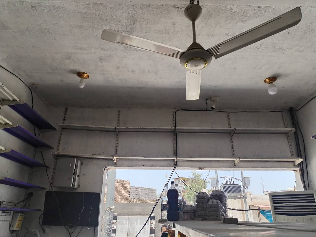 رفوف ٦٠رف للبيع
***********
ميز دخل
عارضه جكاير
َميسان المجر الكبير
