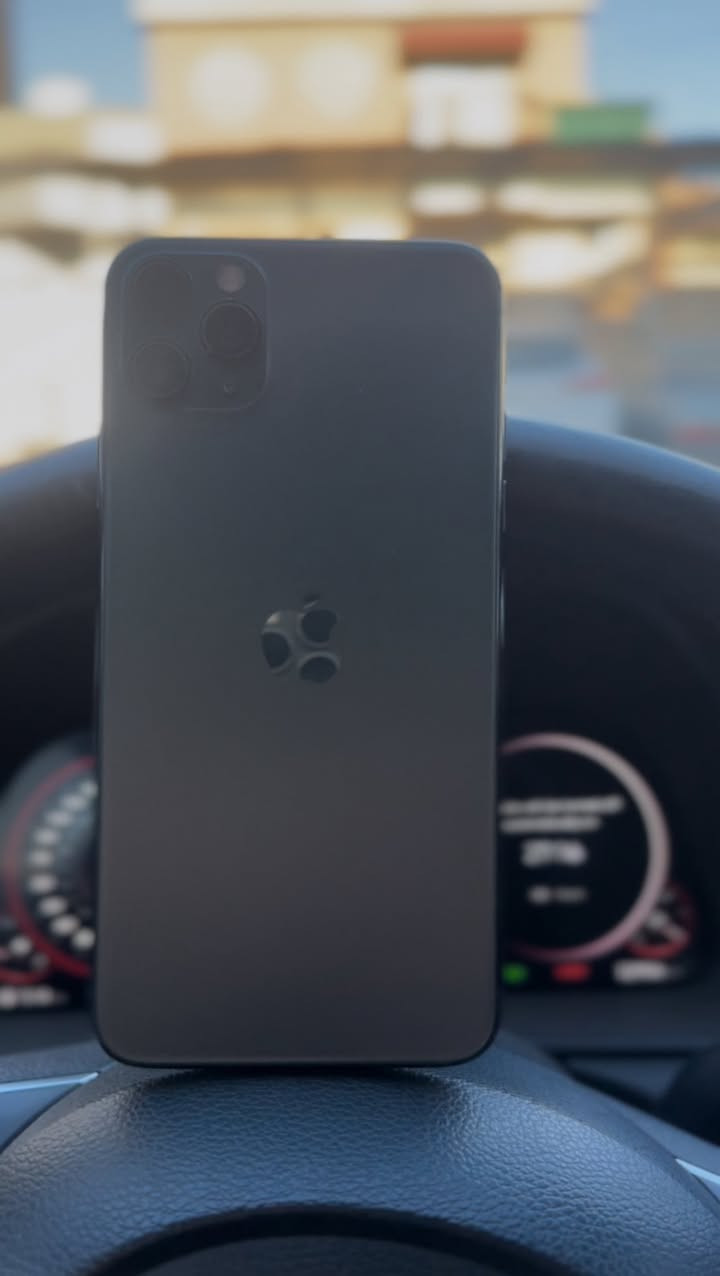 السلام عليكم 

Apple iPhone 11 Pro MAX

سعة التخزين - 64GB 

البطارية - 76 

حجم الشاشة 6.5 بوصة OLED Super Retina XDR 

60 FPS

  يدعم سيمكارت + شريحة الاكترونية 

الضرر - شاشة مكسورة مثل ما موضح بالصورة ونهائياً ما مأثرة وانطي بيها ضمان + قاعدة الشحن ينرادلها تبديل وتكدر تشحن بيها لكن لازم تميل الكيبل 

حبايب التلفون على وضع الشركة كلشي ما مبدل بي ابداً يعني تاخذه ترتب وضعة يمك بعد .

واتساب + رقمي 
***********

