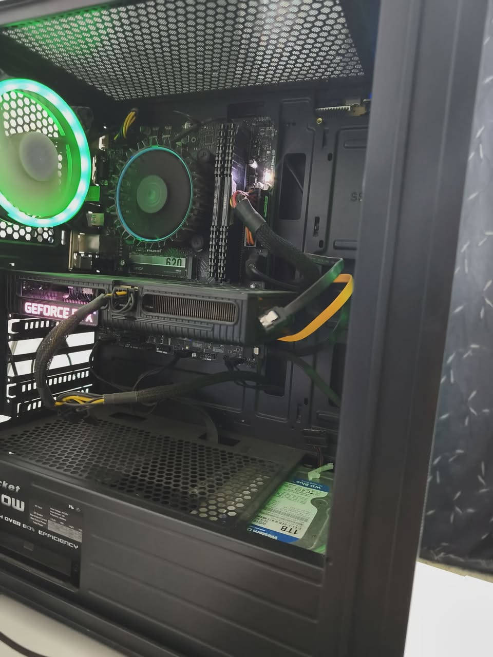 السلام عليكم
للبيع PC Gaming كامل بحالة ممتازة

 CPU: Intel Core i5-12400F 
 GPU: RTX 3060 12GB 
 RAM: 16GB DDR4 
 Motherboard: MSI PRO B760M-E DDR4 
 Power Supply: Rocket 650W

💾 التخزين:
 SSD Lexar 1TB 
 HDD 1TB 
 HDD 500GB

🖥️ الشاشة: AOC G2490 
 
UPS Maxma 2500VA 

 Keyboard + Mouse

الصور بيها كل المواصفات بالتفصيل 
مكاني الطوبجي 
***********
السعر مليون وميه
