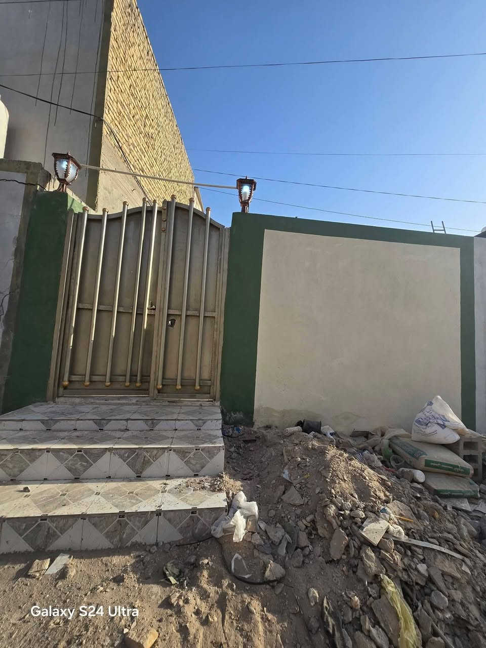 بيت لبيع بشارع المطار الجديد بشارع الشفلات بل بدايه المساحه ١٠٠متر يحتوي على غرفه وصاله ومطبخ ومكشوفه وصحيات وحديقه البناء طابوك كونكريت السعر٤٣ وبي مجال للستفسار ***********مكتب بركات ام البنين قرب مثلجات سنبله
