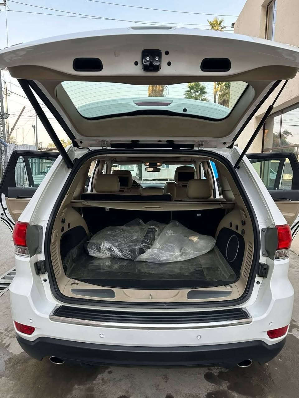 بيع مستعجل 
جيب لاريدو لمتد فول مواصفات خليجي موديل ١٨ رقم بغداد نكليزي السياره جديده ابشكل ماشيه ٨٠حقيقي كفاله عامه مكان السياره ميسان لاتصال ***********السعر ٢٦٥
