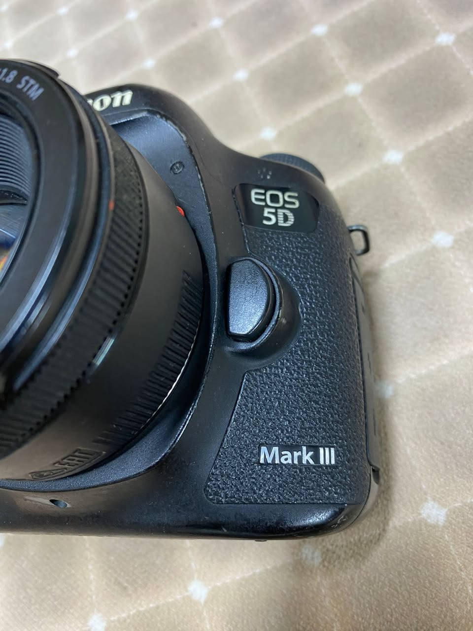 السلام عليكم 
كامرة كانون 5Diii
مع عدسة 50
وبطاريات عدد 3
حزام كتف حياكة 
الكارتونة موجودة 
نظافة الكامرة مبينة بالصور 
مكاني بغداد شعلة 
سعرها 950 الف 
ملحوظة/جنطة مقسمة اكو بعد غراض هدية 
توصيل جميع المحافظات

للتواصل ‭٠٧٧٥ ٥٦٥ ٦٢١٢‬
