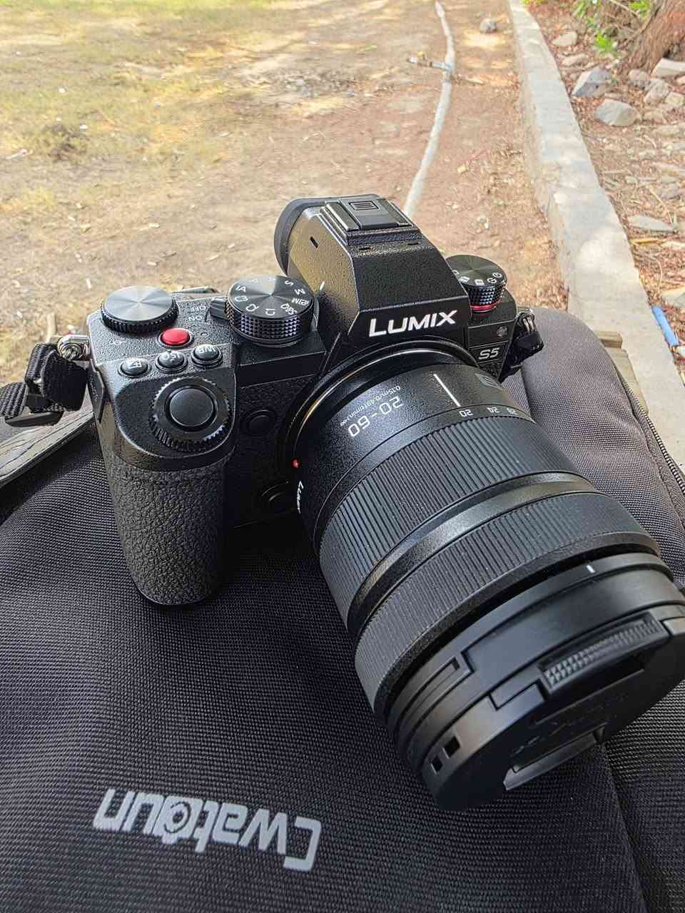 السلام عليكم للبيع كامرة
Lumix S5D جديده كلش شترها ماعابر ٣٠٠ صوره
🎬 4K UHD داخلي:
حتى 60p/50p بدقة 4K بعمق لوني 10-bit 4:2:0.
حتى 30p/25p بدقة 4K بعمق لوني 10-bit 4:2:2 (مدة تسجيل 30 دقيقة).
بدون حد للمدة عند تسجيل 4K 30p/25p 8-bit 4:2:0. �
باناسونيك
💻 إخراج HDMI:
يدعم 4K 60p/50p 10-bit 4:2:2 للإخراج الخارجي بدون حد زمني. �
باناسونيك
📀 فيديو RAW خارجي:
إلى Atomos Ninja V بدقة 5.9K (29.97/25p)، 4.1K (59.94/50p)، و3.5K أنامورفيك (50p). �
باناسونيك
🌀 Slow & Quick Motion:
في 4K من 1 إلى 60 fps (حتى 30× سريع / 2.5× بطيء).
في FHD حتى 180 fps (حتى 60× سريع / 7.5× بطيء). �
باناسونيك
📊 أدوات احترافية مثل Vector Scope وMaster Pedestal وSS/Gain للتحكم في الألوان والتعريض. �
باناسونيك
🎨 دعم V-Log / V-Gamut لنطاق لوني وديناميكي عالي. �
باناسونيك
📸 الصور الثابتة (من غير الفيديو)
📷 مستشعر كامل-الإطار 24.2 ميغابيكسل CMOS. �
باناسونيك
📈 تقنية Dual Native ISO لأداء نظيف في الإضاءة الضعيفة، حتى ISO 51200. �
باناسونيك
🛞 تثبيت صورة داخلي (5-Axis Dual I.S.) قوي حتى حوالي 6.5 توقف مع عدسات متوافقة. �
باناسونيك
🧠 نظام AF مع دعم LiDAR اختياري (يُشترى منفصلًا). السعر مليون ونص 
***********
***********
يوجد توصيل

Camera Jabber
