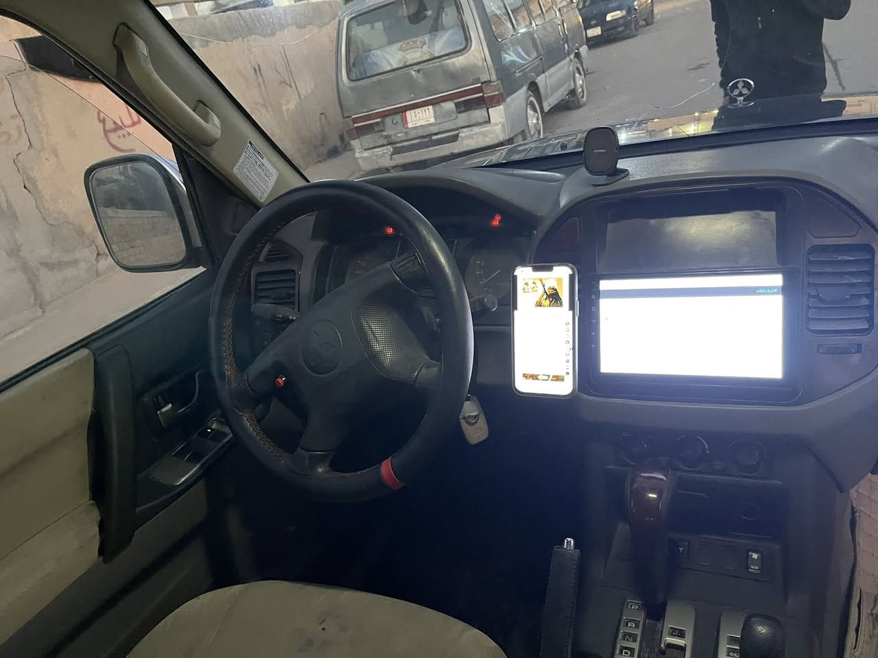 السلام عليكم باجيرو 2005مصبوغه حزام جماليه  7 راكب مكينه 3000 V6 تبريد شغال كهربيات كله شغاله مريات شفط آريل كهربائي داخل نظيف رقم بغداد تحويل ثاني يوم مكان سياره الانبار -فلوجه سعر 80رقم تلفون ***********
