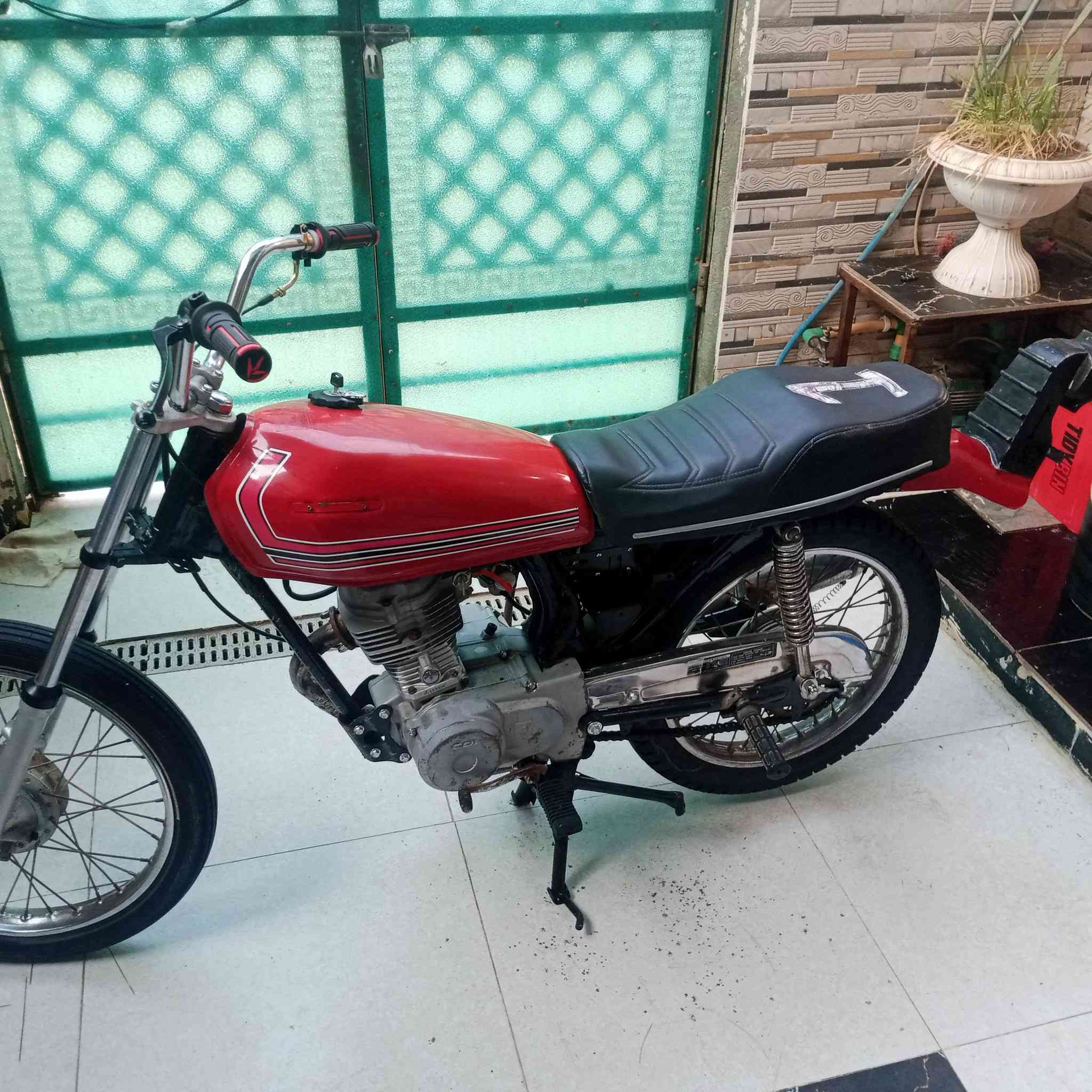 درجه كلك البيع مديل 22  درجه خير من الله لا تبخير ولا تنقيص  شوفت شوفت عينك نضيف ومرتبه  شاصي توه مصبوغ حرار  وغراض كلهن جداد ونضاف وناعمه درجه سعر 400 وبيه مجال الطيبين المكان سوك الشيوخ الدجين 
***********
