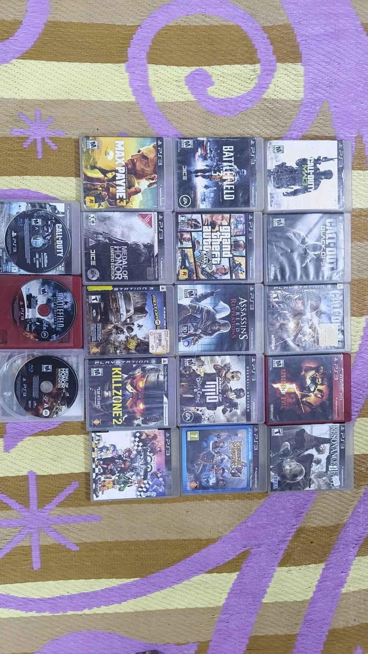 السلام عليكم للبيع بلاي ستيشن 3 سوبر سليم نظافه 100% جهاز غير مفتوح اون لاين للعلم قابل للتهكير مع 18 قرص شغالات المساحه 500 جيجا اثنين جوزتك واحده اصلي وواحده تجاري جهاز نظيف جدا سعر200 ألف بي مجال تجي تفحص عندنا براحتك العنوان بغداد مدينه الصدر قطاع صفر رقم الهاتف***********
