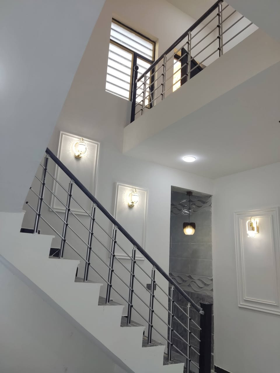 مشتمل للبيع م حي الخضراء مقابل المعارض طابق واحد بناء جديد غير مسكون جاهز للسكن م 100 طولاني مرقم بلديه للستفسار ***********.   ***********
