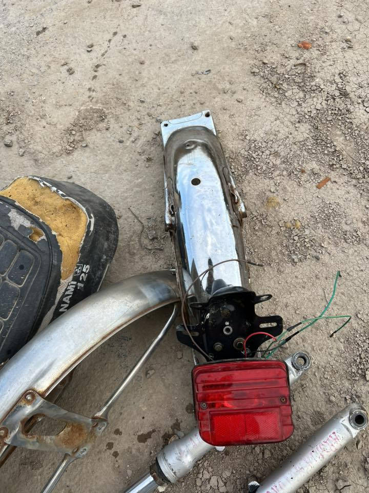 سلام عليكم شباب غراض للبيع قيم واخذ البگ لايت يشتغل كلشي مابي على الفحص والويل الوره نامه الاصلي 
وشوته جديده قيم واخذ مكاني رميثه
***********
