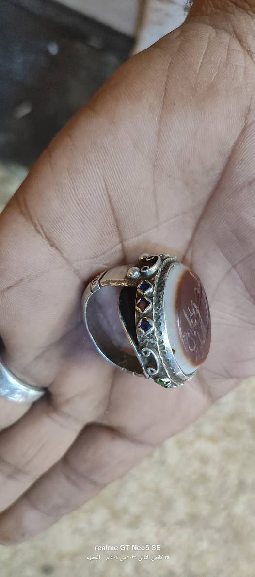 السلام عليكم يماني قديم وصياغه قديمه تحفه للبيع  السعر 250 وبي مجال قليل  مكاني البصره حيانيه سوق القسم ***********
