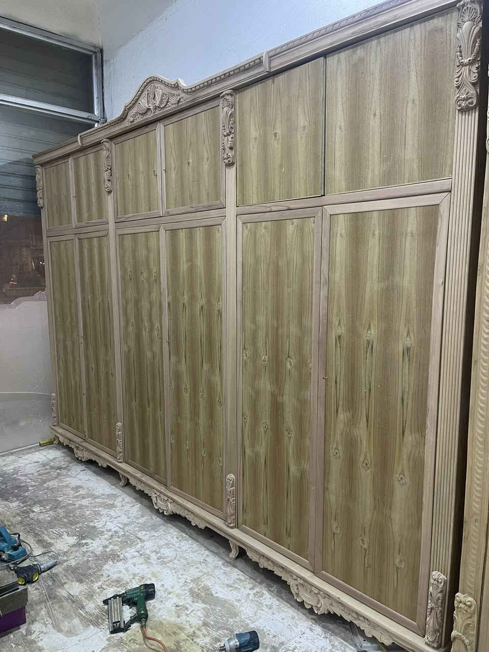 سلام عليكم نعمل جميع البواب الخشب ولغرف النوم ولكناتير. ولبوفيات وجميع النجارة البواب شرط تسكام ثقيل ٥ ملم وجهين النرمادة ثقيلة جميع القياسات ￼وجميع الطبعات بأسعار تنافسية الباب كامل معة صبغ الجرجوبة ولموديلات مثل ماواضح بلصورة وعدنة بعد هواي موديلات غير هذني مكان حي الغدير قرب مطعم الضمير مقابيل مول عيون ميسان رقم الهاتف *********** موجود واتساب ماعليك بس تراسل
