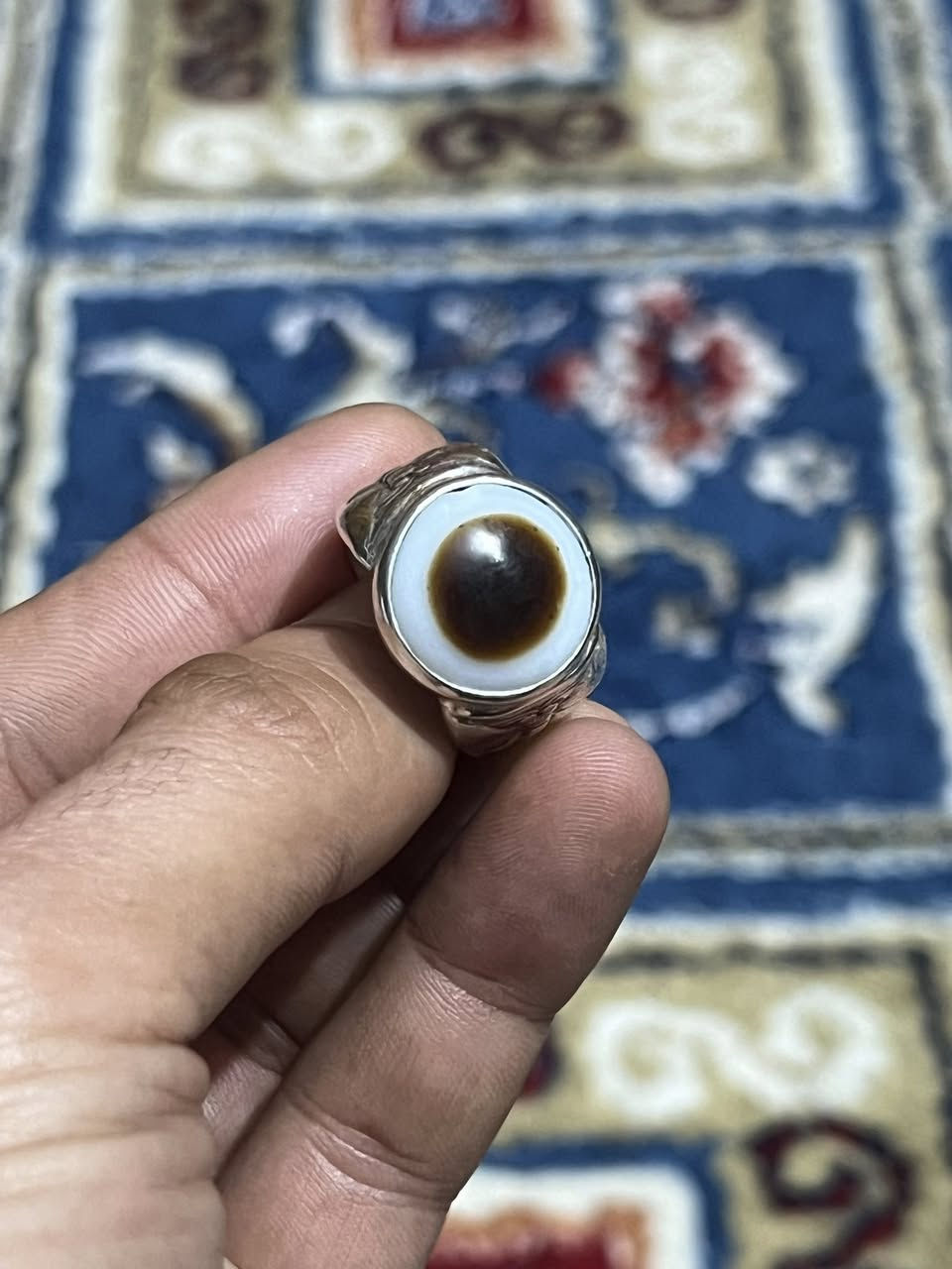 قال الامام علي عليه السلام 
"ابتسم ولو القلب يقطر دما وتوقع خيرا مهما كثر البلاء"            جزع يماني قديم 
شكل قديم 
لون روحه حجم حلو 
صياغه المبدع الحاج طالب ابو مشتاق 
بغداد  الحبيبيه ***********
