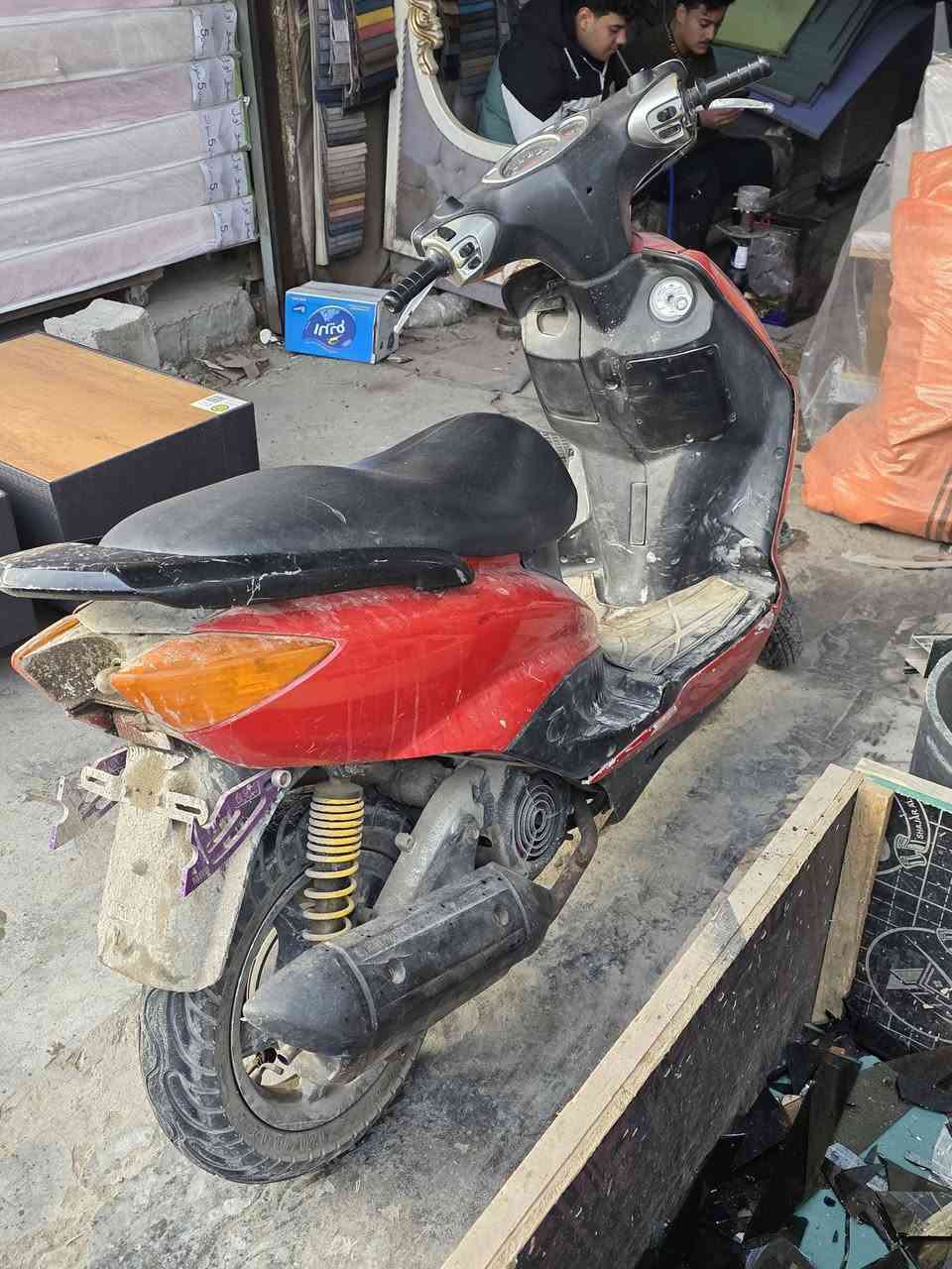 سلام عليكم سكنس نثيه للبيع دراجه خير من الله شغاله سلف وهندر مكينه ناعمه لا نضوح ولا تبخير نكره بكل وقت مكان الشعب سعر ٤٢٥ وبيهه مجال بسيط ***********
