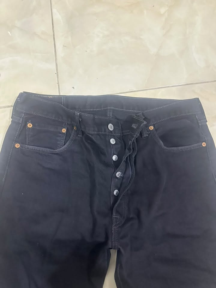 السلام عليكم بنطلون levis 501 اصلي كمر 36 ويلبس 35 اخذتة جديد قبل فترة وما اجة على قياسي ابيعة ب45 وعندي توصيل لكل المحافظات للتواصل واتساب *********** او علقلي اني اراسلك
