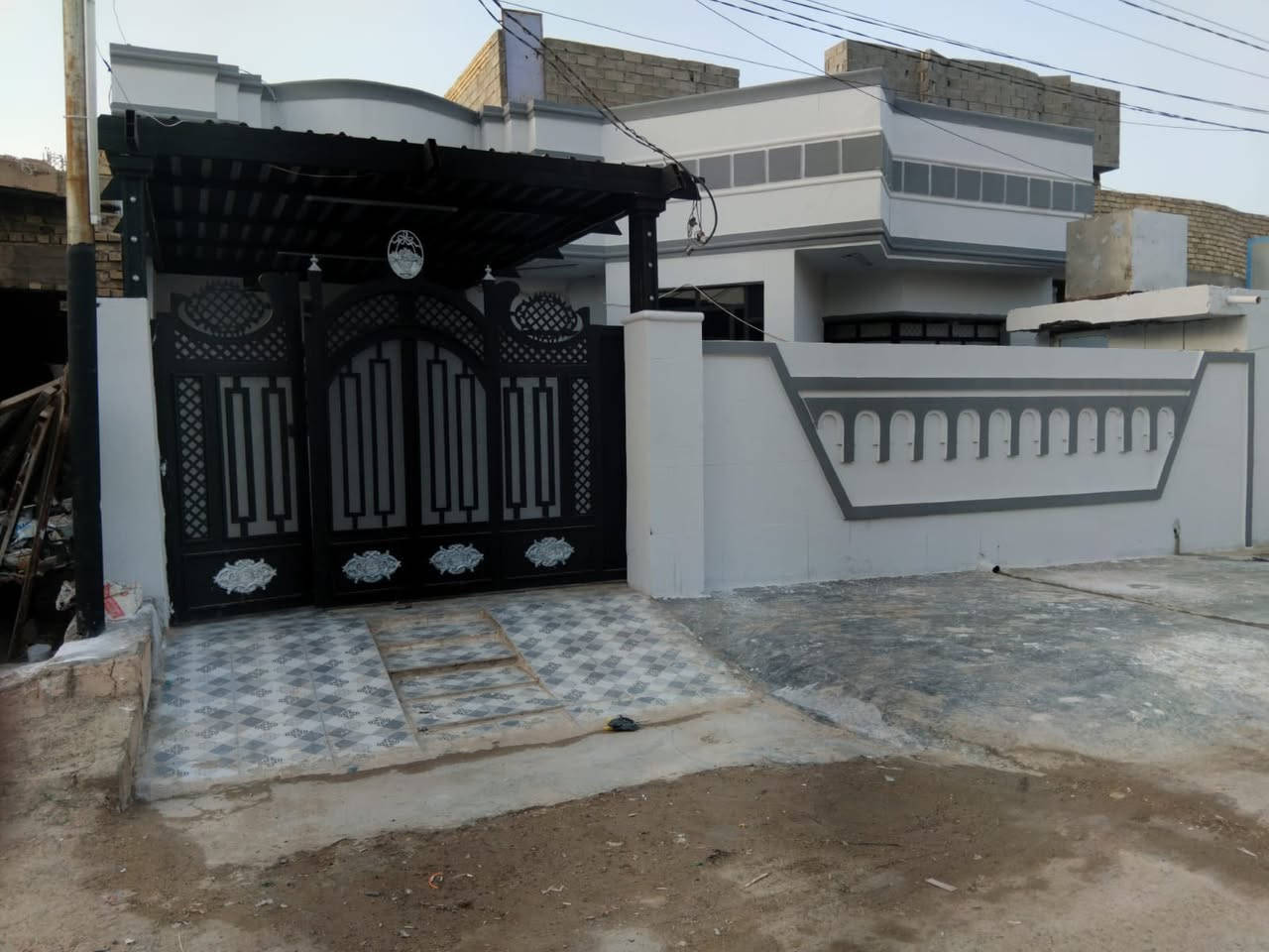 دار للبيع شهداء خلف عمارة جنابي 
مساحه 250 
شارع 15 متر 
يحتوي على 3 غرف 
استقبال 
صاله 
مطبخ حار بارد 
صحيات عدد 2 
مناور 3 
***********
