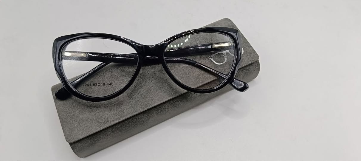 اطار  نسائي ✨
مريح بالاستخدام ✨
أناقة فاخرة ✨
 احجام مميزة ✨
جودة عالية ✨  
عدسات فلترة حماية بنسبة 30٪ من أشعة الموبايل
عدسات حماية بنسبة 50٪ من أشعة المبايل
عدسات حماية فوتوبلو بنسبة 80 ٪من أشعة الشمس 
عدسات سياقة ليلية
للطلب والاستفسار ارسل الفحص الطبي
للتوصل ماسنجر
 بأسعار تنافسية


**إذا كنت صاحب هذا الإعلان وتريد حذفه لأي سبب، رجاءا أرسل رسالة إلى الدعم الفني**