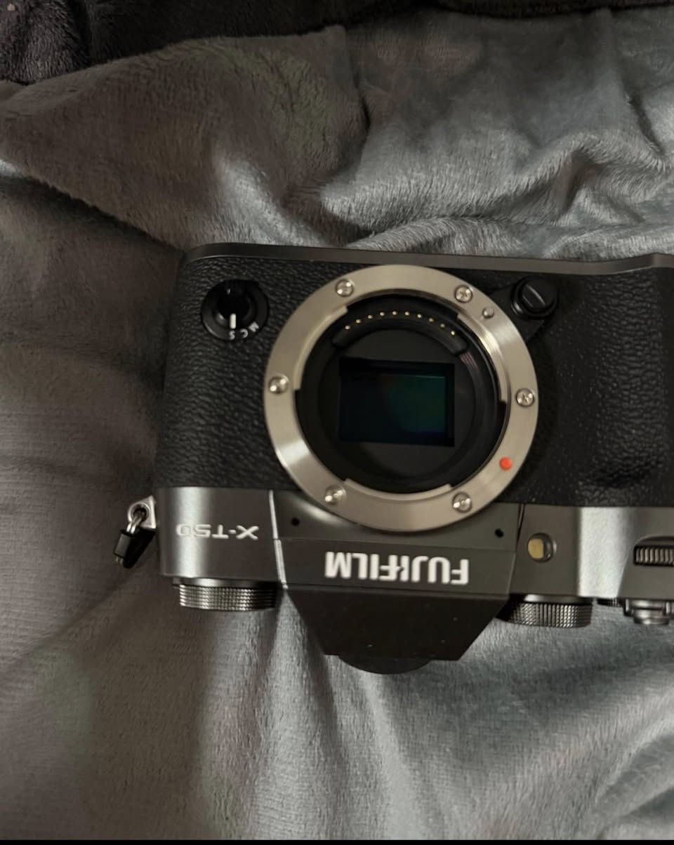 📸 للبيع: Fujifilm X-T50 + Fujifilm XF 18-120mm F4
🔹 مواصفات الكامرة:
- حساس APS-C X-Trans CMOS 5 HR بدقة 40.2 ميگابكسل  
- معالج X-Processor 5 سريع وقوي  
- تثبيت داخلي IBIS (حتى 7 Stops)  
- فوكس ذكي (AI):
  يتعرف على الوجه والعين + الحيوانات + السيارات  
- شتر مزدوج:
  ميكانيكي + إلكتروني  
- سرعة تصوير:
  8 صور/ثانية (ميكانيكي)  
  20 صورة/ثانية (إلكتروني)  
- تصوير فيديو:
  6.2K  
  4K 60fps  
- شاشة لمس متحركة  
- تصميم خفيف ومناسب للسفر  

🔹 مواصفات العدسة:
- 18-120mm (مدى واسع لكل الاستخدامات)  
- فتحة ثابتة F4  
- Power Zoom (ممتاز للفيديو)  
- موتور Linear سريع وناعم  
- مقاومة للعوامل الجوية (Weather Resistant)  
- صناعة يابانية أصلية  

🔥 مميزات:
- دقة عالية جداً 40MP  
- عدسة تغنيك عن تبديل العدسات  
- مناسب تصوير احترافي + فيديو + محتوى  

📦 الحالة: (اخت الجديدة)  
💰 السعر: (3.000.000)  
📍 المكان: بغداد


**إذا كنت صاحب هذا الإعلان وتريد حذفه لأي سبب، رجاءا أرسل رسالة إلى الدعم الفني**