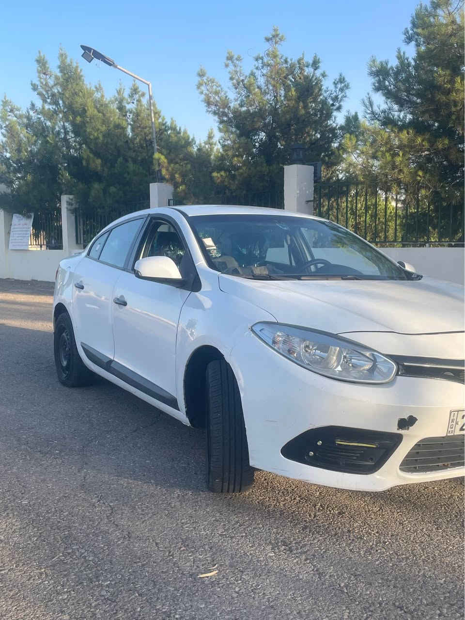 Renault fluence رینۆ فلۆنسی ***********
مۆدیل ٢٠١٥ رەنگی سپی 
چوار پارچەی سبوغە 
پێش کەپسە 
گێچ ئەلیکترۆنی
چوار جام کارەبا 
گێر ئۆتۆماتیک 
ABS
سویج شقارتە بیلاد
١٥٠ هەزار رۆشتووە
چوار تایەی نوێی لەسەرە 
بیلاد  گێر و مەکینە سێنترایە 
گێر و مەکینە بە شەرت 
تەبرید لەسەر سویج تازە غازی تێکراوە 
تەقەو رەقە و بەناوکردن بە شەرت سەنەوی نوێیە بە ناوی خۆمانە سەیارەکە یەک دەستە 
نرخی ٦٣ وەرەقەو محامەلەکی کەم رەقەمی ساحێبی *********** أربيل, العراق
