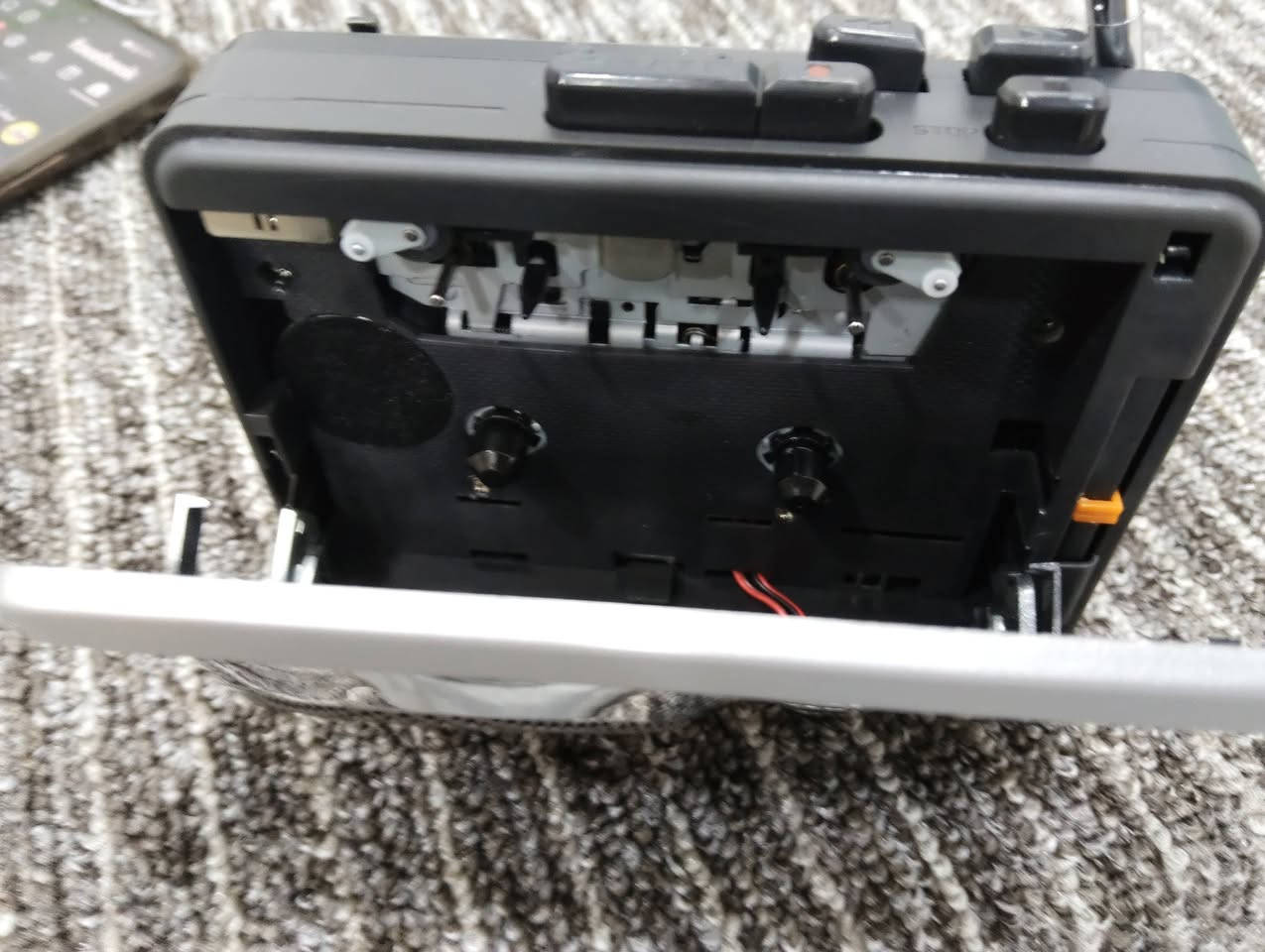 راديو ومشغل كاسيت ويشتغل باتري وعلى الشحن القطعة با 6 للتواصل خاص او على هذا الرقم ***********
