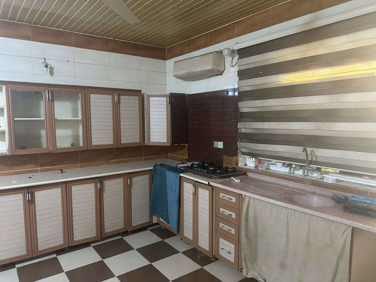 بيت للايجار ب هفالان قرب سوق لنكة جديدة
البيت ١٠٠م طابقين دستور سليماني
البيت بي كونتر و سبالت
الايجار ٤٥٠ الف
***********
