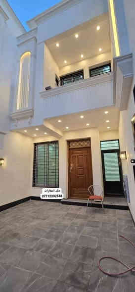 بيت للبيع في البنوك المدراء المساحة ١٥٠ متر الواجهة ٥ والنزال ٣٠ شارع عريض ١٥ متر موقع مميز ٤ غرف نوم بي سويتات بناء فول حديث ٢٠٢٥ اضلع مستقلة كراج مدخلين للإستفسار مراجعة شركة ملك العقارات للاستثمار والتطوير العقاري في البنوك شارع الكنيسة مقابيل ماركت الروعة  ***********
