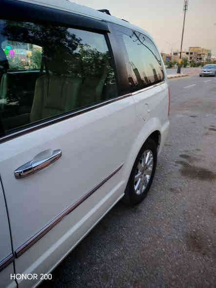 السلام عليكم ورحمة الله 
للبيع سيارة: كرايسلر تاون كانتري لون أبيض موديل 2013. علما السياره كلين بدون حادث كنديه 
•الضرر: باب الصدر صبغ قليل ودور الجاملغ الخلفي قليل صبغ ويوجد سونار باقي السياره كفاله 
•الرقم: رقم بغداد اباسمي تحويل مباشر . 
سنويه جديده رقم جديد
•الايرباكات: بدون اي ايرباك
•المواصفات :
▪️السيارة: كرايسلر تاون كانتري 
▪️الموديل: 2013
▪️المحرك: 3.6L (ستة سلندر)
▪️العداد: 159000 الف ميل حقيقي
▪️ويل كب مع طقم تايرات جديد
▪️لايتات اصفر مع كشافات دعامية
▪️كامرة خلفية دوارة اصل مع الستيرن
▪️شاشة الدشبول حجم كبير للتحكم بأيعازات السيارة
▪️:كشنات السيارة جلد رصاصي فاتح اصل
▪️تحكم فول كهرباء لكرسي السائق
▪️ثلاث قطع تبريد
▪️السيارة 7 راكب
▪️الأبواب الجانبية كهربائية
▪️سستم صوت
▪️تحكم ستيرن جهتين بلوتوث وحاكية وكروس سرعة وتحكم صوت 
▪️نظام ABS مانع انزلاق
السعر المطلوب: 16700$ مع المجال
السياره موجودة بالنجف الأشرف يمكن الاتصال *********** واتساب موجود
