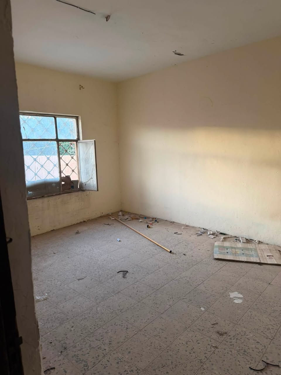 سلام عليكم بيت للبيع في البصرة في حي الزيتون البيت طابو صرف مساحته 215متر البيت يحتوي عل طابقين طابق الاول غرفه+دوانيه+هول+مطبخ+صحيات هاذ طابق لاول طابق ثاني يحتوي عل غرفتين سعر البيت230 ورجائن المو شراي لايرسلني الهاتف ***********
