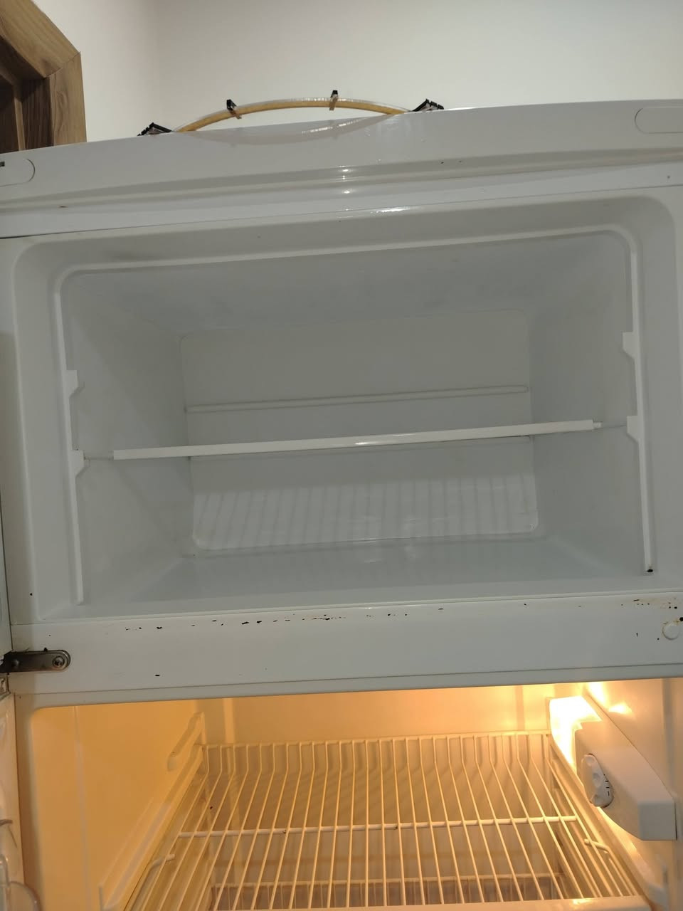 ثلاجة للبيع نوعية دنكا اريدها ب 150وبيها مجال حجمها كبير بس كم قدم معرف ***********
