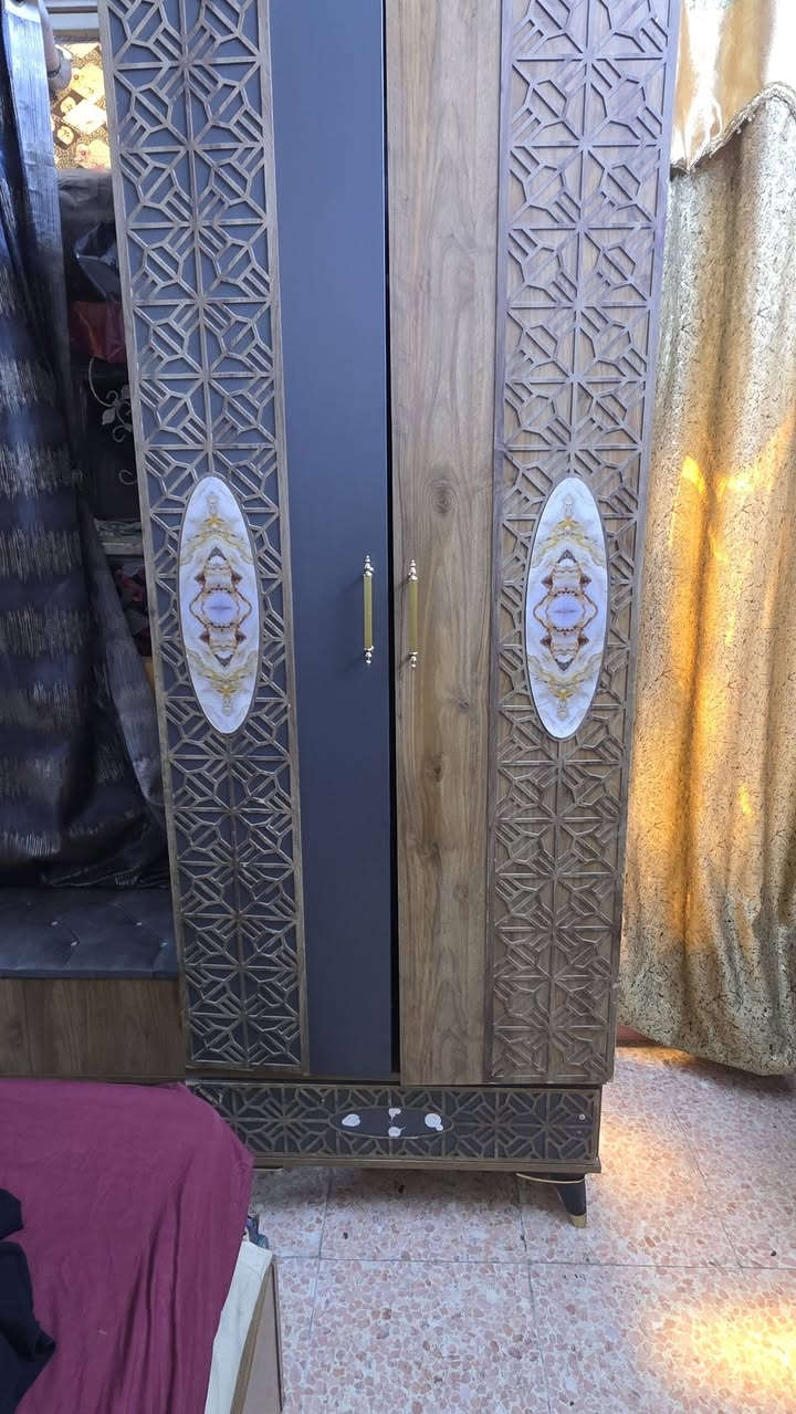 السلام عليكم البيع غرفة نوم تركي درجة أولى 9 قطعة للبيع مستخدم. بيها، ضرر بسيط. مثل ما موضح بالصورة، والسعر 550الف مكاني بغداد حي القاهره 🏠 ***********
