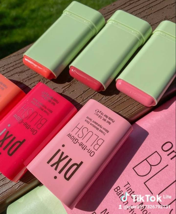 موناليزا للبيع مكياج عطور اكسسوارات المربع الذهبي قرب جامع الهدى ***********
