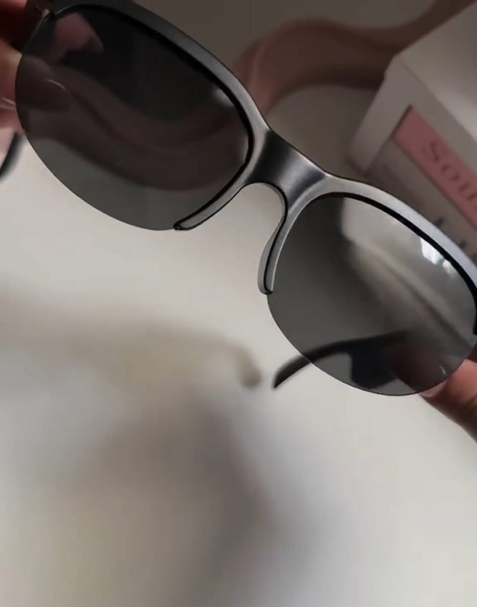 نظارة #اصلي شمسية حماية من أشعة فوق البنفسجية +بلوتوث بيه سماعه للاتصال او موسيقى اهل الدلفري او صاحب سياره  بل اتصال يوجد توصيل  الي مهتم يتمم  20 وبل عافيه خاص  او على واتس يوجد توصيل ***********
