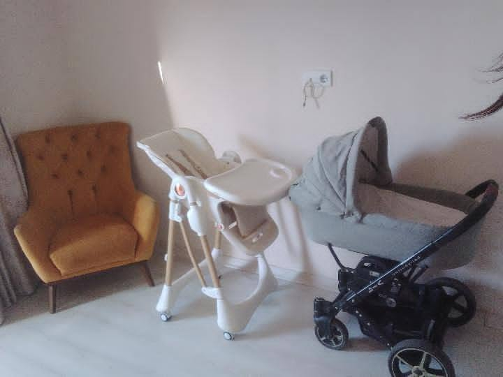 للبيع مستعجل ثنينهم اخو جديد
كرسي طعام اطفال 
او عربانه اطفال 
***********

