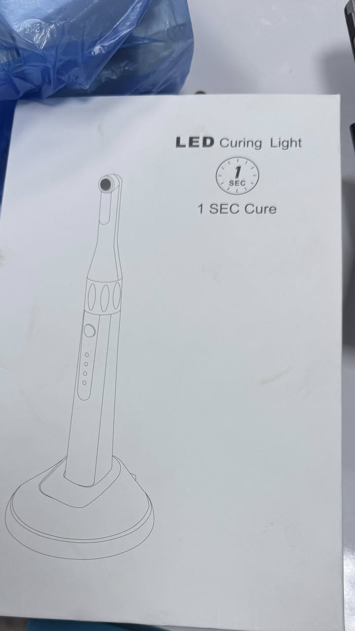 هذا المنتج هو جهاز Woodpecker i-LED Plus Curing Light، وهو جهاز طبي يستخدم في عيادات الأسنان لتصلب حشوات الراتنج (Resin). 
إليك أبرز مواصفات ومميزات هذا الجهاز: 
سرعة التصلب: يمكنه تصلب الراتنج بسمك 2 مم في ثانية واحدة فقط.
أوضاع التشغيل: يحتوي على وضعين للتشغيل هما الوضع التوربو (1 و 3 ثوانٍ) والوضع العادي (5، 10، 15 ثانية).
التصميم: يتميز بتصميم مريح لليد، مع رأس قابل للدوران لسهولة الاستخدام داخل الفم.

للطلب مراسلة الصفحه او ***********
