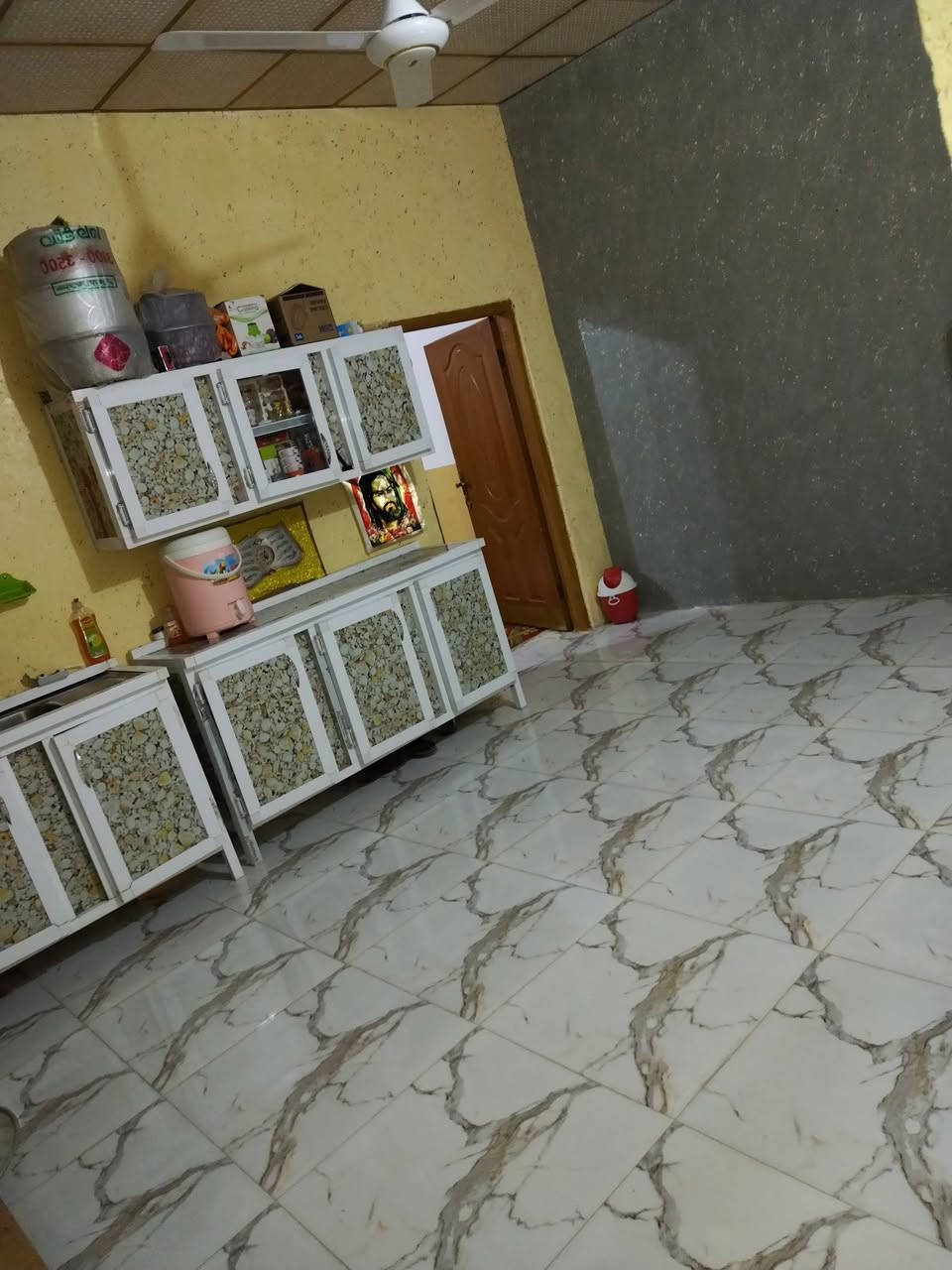 سلام عليكم بيت لبيع 100متر سكف سندويج بس لمضيف عكاده اساس طابوك سقوف ثانويه كامل لبيت ارضيه سراميك كل لبيت العنوان نجف شارع المعمل حي الصدرين السعر 19 وبي مجال الاستفسار ***********
