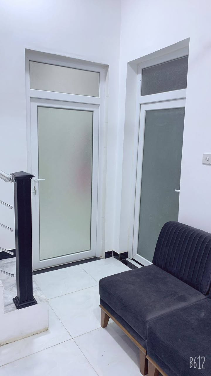 بيت للبيع حي اور مساحه 100م طابق واحد قرب عقيد رحيم يحتوي البيت 
على استقبال وغرفه وصاله ومطبخ وصحيات ومنور وطارمه البيت ركن على اربع شوارع وساحه
ملاحظه البيت مطلوب اسكان تريد الاسكان يتحول عليك تريد تدفع فلوس كامله 
الاستفسار *********** مكتب التميز للعقار
