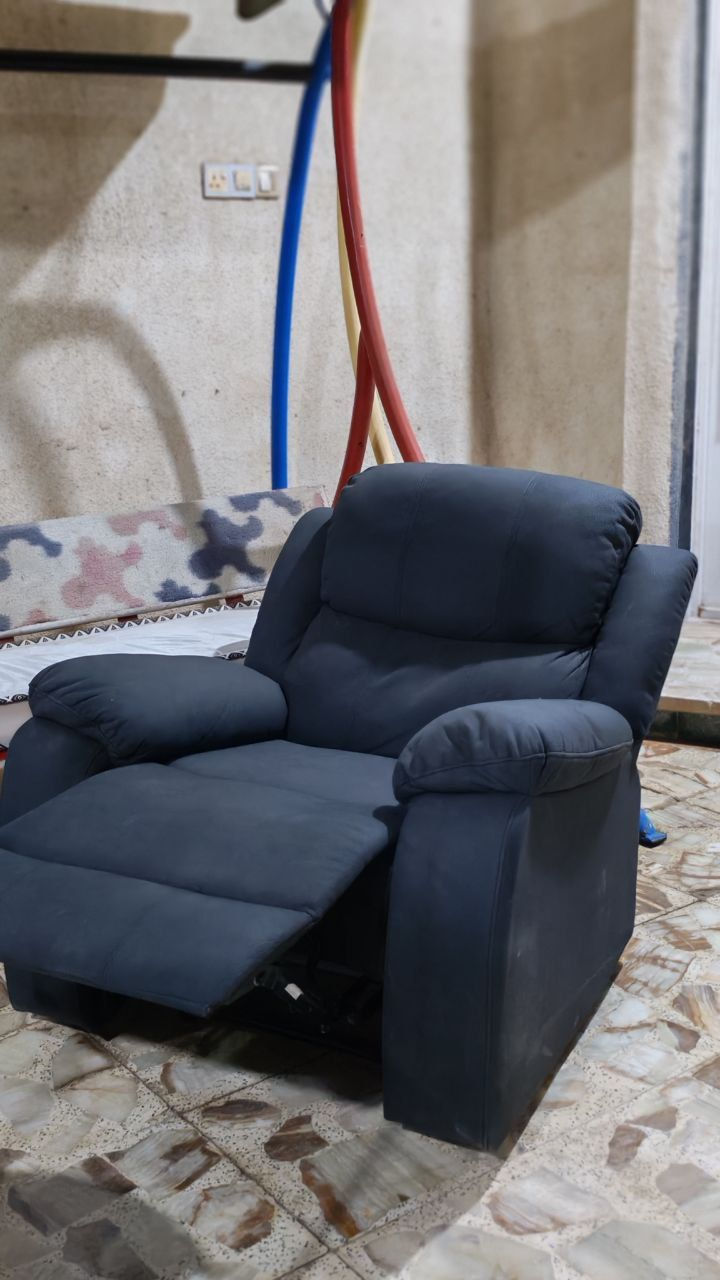 كرسي الإسترخاء السينمائي يتحرك بجميع الزوايا حتى وضعيه الاستلقاء
*********** عمارة, ميسان
