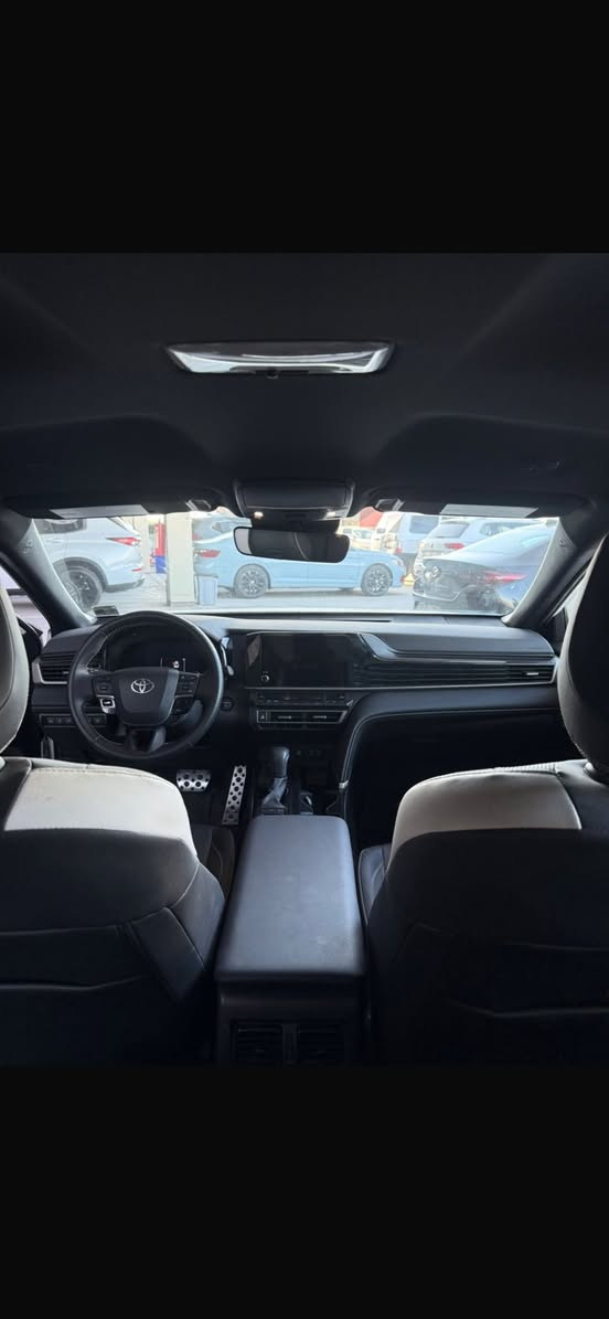 🚗 للبيع: تويوتا كامري 2025 SE
• فئة SE الرياضية
تفاصيل اكثر على الخاص سعر مناسب و مجال للشرايه 
• محرك 2.5 لتر اقتصادي وقوي
• شاشة كبيرة مع Apple CarPlay و Android Auto لاسلكي
• مقاعد رياضية مريحة بتصميم أنيق
• مقعد السائق كهربائي
• تشغيل بصمة ودخول ذكي
• مثبت سرعة ذكي
• كاميرا خلفية مع حساسات
• شاحن لاسلكي للموبايل
• جنوط ألمنيوم رياضية 18 إنج
• مكيف أوتوماتيك ثنائي المناطق
• مقود جلد متعدد الوظائف
• أنظمة أمان متطورة مثل التحذير من النقطة العمياء، المحافظة على المسار، والفرملة التلقائية للطوارئ
• نظام مراقبة السائق ومساعدة القيادة
3 قطع 
رقم الشاصي 4T1DBADK9SU026326


**إذا كنت صاحب هذا الإعلان وتريد حذفه لأي سبب، رجاءا أرسل رسالة إلى الدعم الفني**