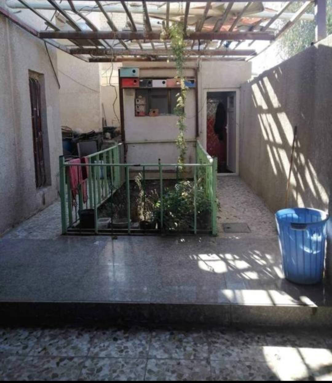 بيت للبيع ملك طابو صرف.خلف مول الباقرمباشرة  السوق نهاية حي العامل..   المساحة 200م.  غرف نوم 2 احدئ الغرف تحتوي على حمام سويت.  مطبخ سيراميك سقف ثانوي اوبن مفتوح على صالة وتحتوي على منور.  استقبال 4×8. حمام +منزع داخلي سيراميك.  تواليت داخلي مع منور خلفي.  طوارم خارجية 2. حمام وتواليت خارجي.  اضافة الى قمريات في الطوارم.  ارضية البيت كرانيت وسيراميك جدران ارتفاع 1.20م.  السعر 210 مليون  ملاحضة/لامانع من البيع عن طريق المبادرة او العقاري.  وقابل للمراوس في بيت او قطعة اقل منه سعر مع دفع الفرق لي..  م/(***********)
