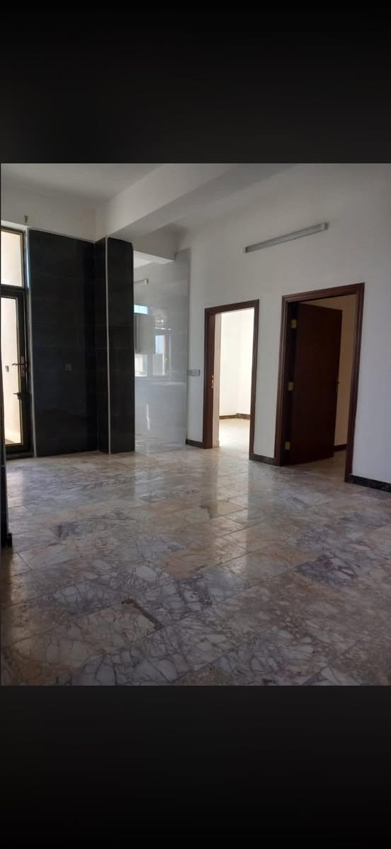 سلام عليكم يتوفر لدينا شقق جاهزه درجه اولى خدمات مصعد شغال24 ساعه خط مولده جاهز. خط انترنيت جاهز سنلايت مركزي حراسه نظام مراقبه الكامرات الشقه المطبخ جاهز سنك ماطور ماء سخان 
اتصال ***********
الموقع حي جوادين قرب السوق
