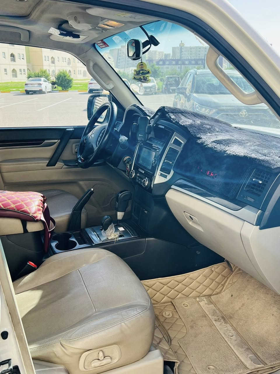 السلام عليكم 
باجيرو 2016 (حبتور ) 
ابيض 
مري شفط
كشنات كهرباء 
كشنات جلد 
دمامات 
اشاير بالمري
تحكمات استيرن
شاشه كامره
فتحه سقف 
حساسات
وباقي مواصفات الحبتور معروفه 
………….
ماشيه (144الف ) 
رقم اربيل بأسمي 
بارد بالباب الخلفي شبر 
وتكحيل بالقماره شبر 
السعر::(185$) وبيها مجال 
***********
متوفر واتساب واتصال 
مكان السياره : بغداد (مجمع بسمايه )
