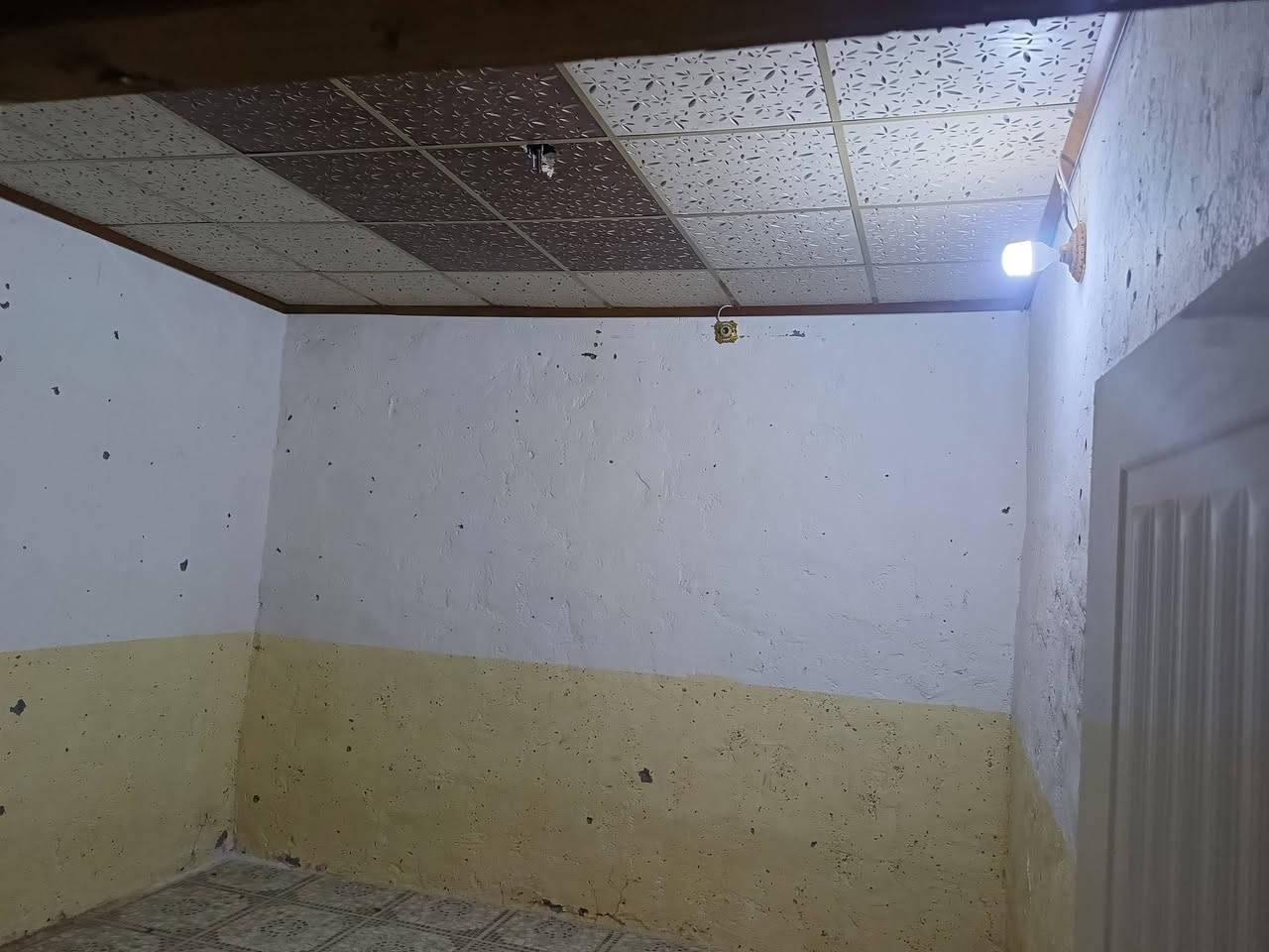 سلام عليكم هذه البيت مساحة 70 متر بناء بلوك طابقين بي غرفه وصاله بالطابق الثاني
وغرفه وصاله ومطبخ ومغاسل بالطابق الاول 
العنوان شارع المطحنه عمود 282 شارع الصب
السعر 15 ونص 
الاتصال 
***********
