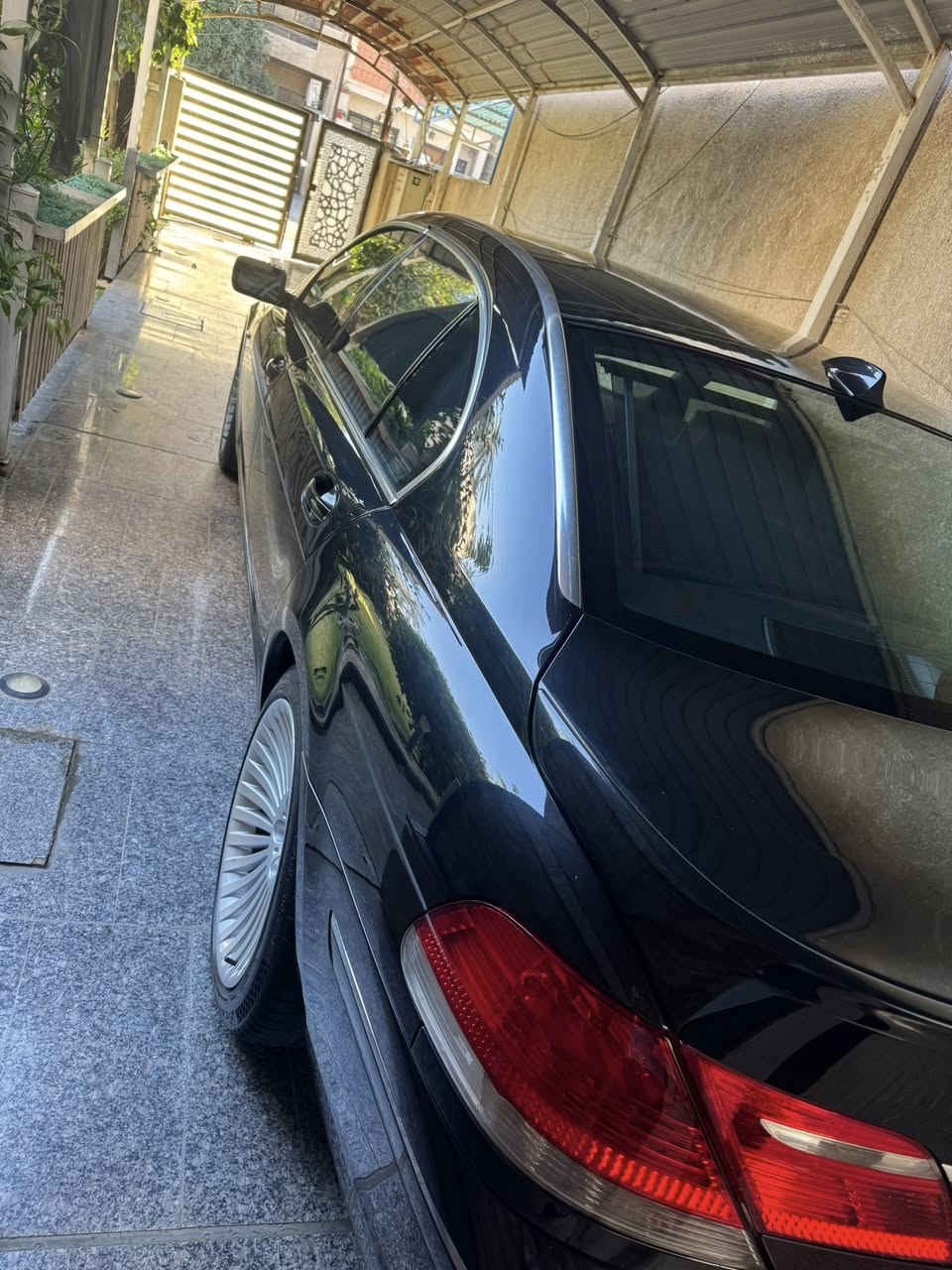 للبيع BMW موديل 2008 اصل
لون اسود 
بدون سلايد 
سياره كامله مابيه نقص برغي 
شاشه كار بلي 
كيجات دجتل
منظومه زنون ضمان 5 سنوات 
غرفه جديده والكشنات الخلفيه منفصل 
5 بردات 
منظومه تبريد جديده من كلشي حتى الراديترات جديده 
السياره جاهزه من كلشي 
السعر 16000 الف دولار 
للتواصل *********** 
والصور تحكم جاهزه السياره من كلشي

