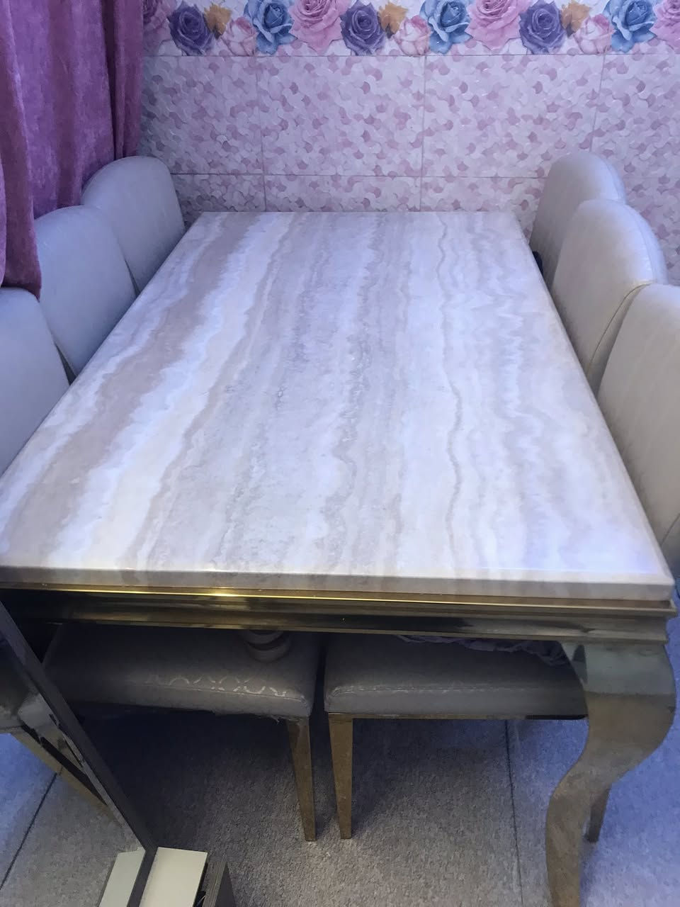 السلام عليكم  ميز طعام نضيف  6كراسي ومرمره ونيكل اصفر اصلي ميصدي السعر400وبي مجال الرقم ***********
