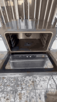 السلام عليكم 
فرن حلويات حراري كهربائي من ماكسان (Maksan)، طراز MKF-4. فيما يلي مواصفاته الرئيسية: 
المواصفات العامة:
الهيكل والإطار من الفولاذ المقاوم للصدأ. 
تحكم ثرموستاتي (درجة حرارة تصل إلى 250 درجة مئوية). 
نظام تسخين كهربائي عالي الكفاءة. 
نظام غطاء زجاجي مزدوج قابل للإزالة لسهولة التنظيف. 
لوحة تحكم تناظرية (يدوية). 
مؤقت يصل إلى 120 دقيقة. 
نظام مروحة واحد (ثابت السرعة). 

السعة: 4 صواني خبز. 
نوع وحجم الصواني: 600 × 400 ملم. 
المسافة بين الرفوف: 70 ملم. 
الأبعاد الخارجية (العرض × العمق × الارتفاع): حوالي 800 × 810 × 567 ملم. 
الوزن :حوالي 77 كجم. 
كهربائي.
220 فولت
التواصل واتساب :***********
