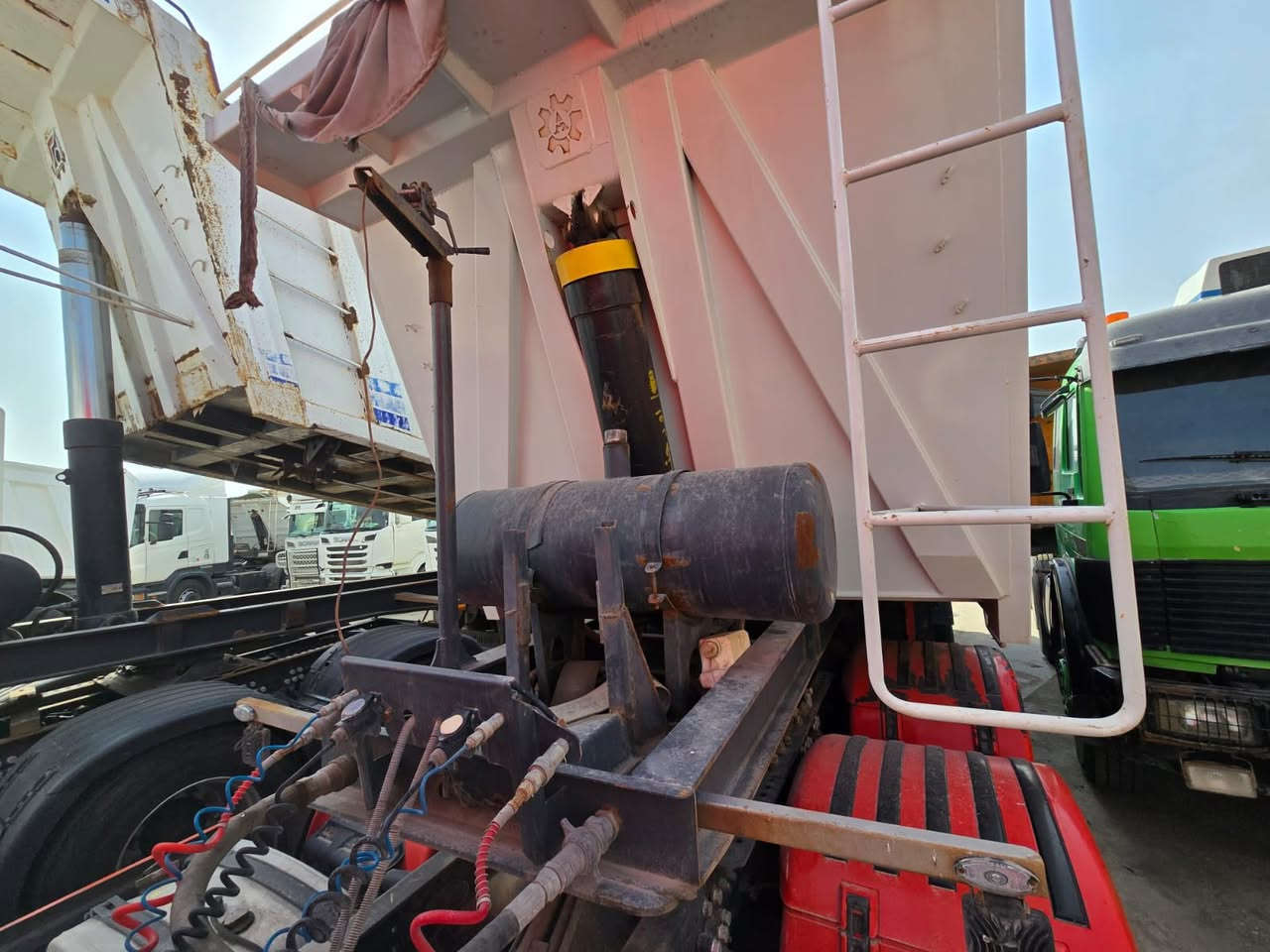 سلام عليكم شباب عربانه  عبدالله جوهر ضرعته 30 بدون تعلاواه و يا تعلاوه 35 حجم دناكير 16تايرات 24 رقم ستفسار ***********
