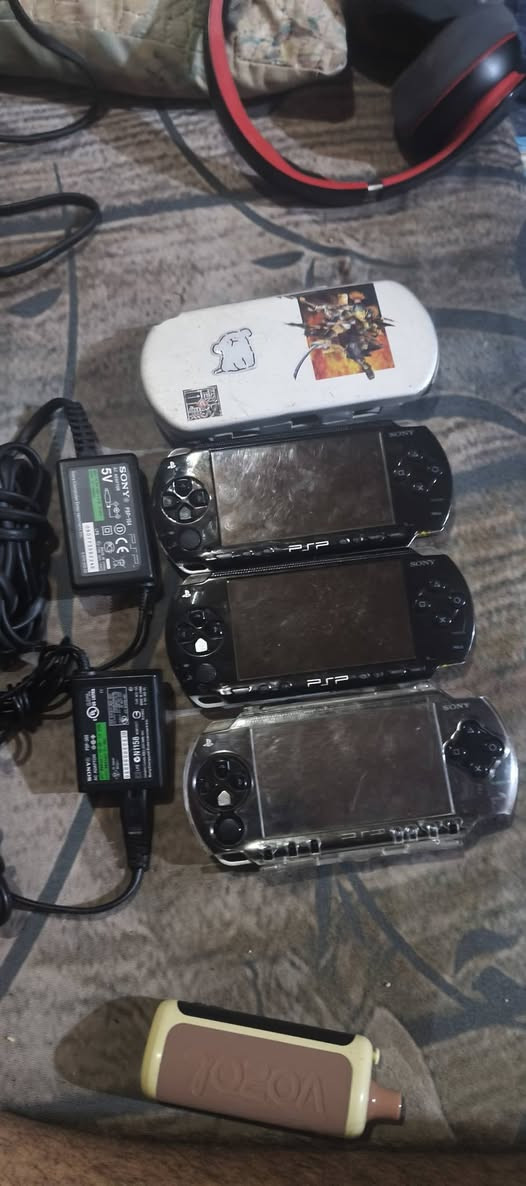 سلام عليكم  
بي اس بي عدد 3 
ثنين كاملات مع حافضات 
وحد نقص العاب ونقص باب 
مع ثنين شاحنات 
سعر 175 عواني بغداد توصيل موجود 
*********** 
ملاحظه ابيعهن كلهن
