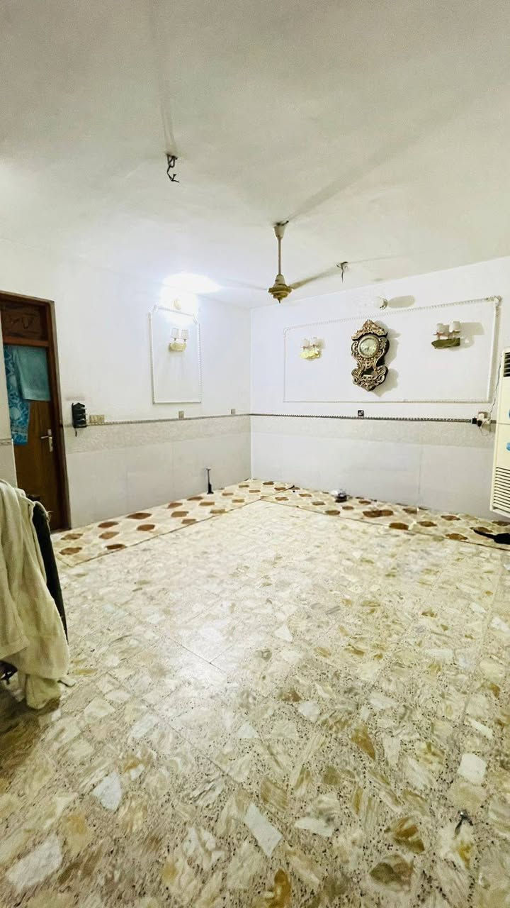 السلام عليكم بيت طابو ملك صرف 200 متر وجه 10 نزال 20
ام الكبر والغزلان قرب شارع الظغط فرع المختار 
طابق واحد غرف نوم عدد 2 
مطبخ صاله واستقبال وكراج 
الطابق الثاني غرفة وحده فقط 
جاهز من كلشي 
للاستفسار ***********
