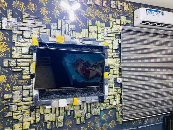 السلام عليكم بيت م 100 الواجه 5 والنزال 20 البيت طابق ونص نقص الغرفة الأمامية يحتوي البيت على غرفتين نوم وطارمه واستقبال وصاله جوه وصاله فوك وغرفه نوم 5 في 4 جوه وغرفه فوك صطحين العنوان مثل ماموضح بالفيديو بدربونه السواعد بضهر بيت جلوب للتواصل ***********
