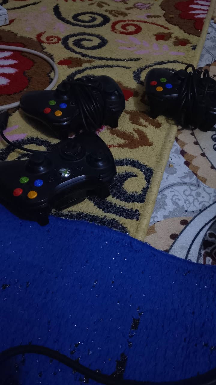 اكس بوكس 360 بلي نضيف ما داخل مصلح بي 150  لعبه ويا 3 جوستكات لاسلكي مابي شي وثنين اكو بيهن دكم مايشتغلن تصليحن بسيط 
سعر 100 وشراي بي خير ويدلل رقم ***********
